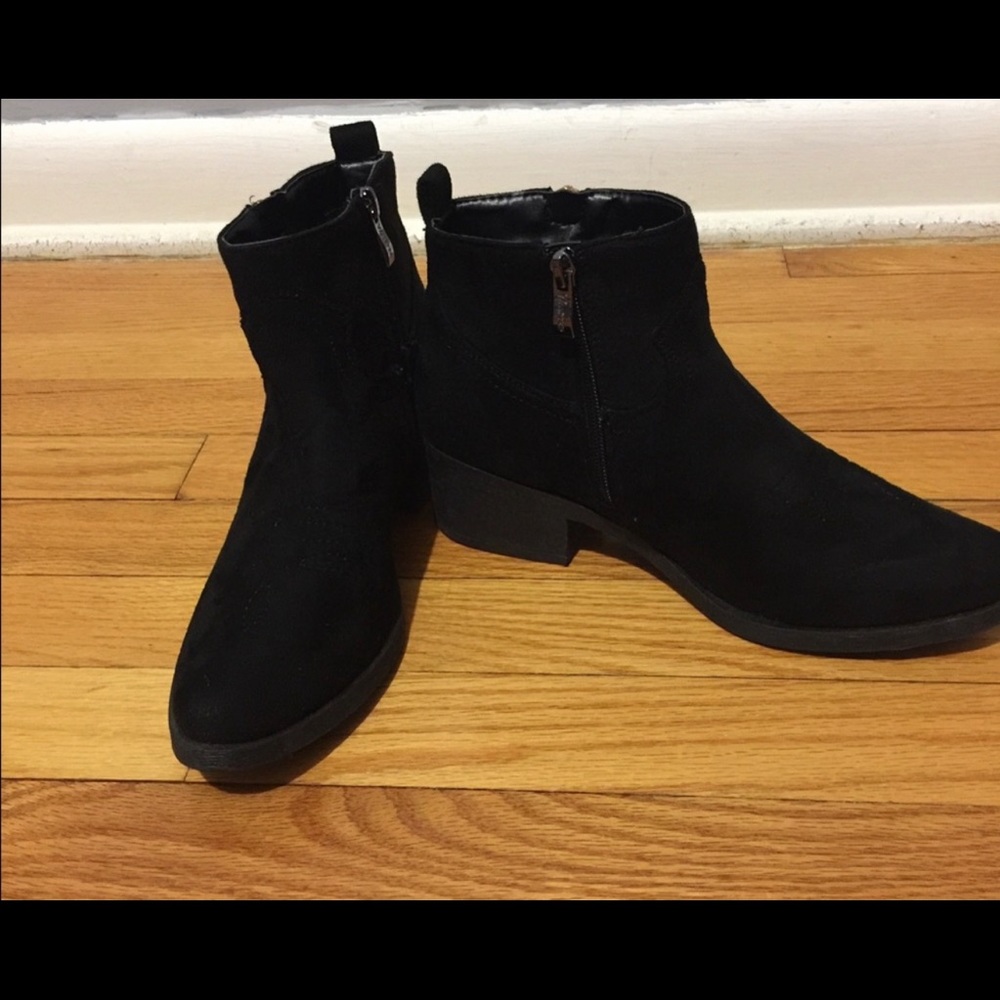 WANTED boots color black size 7